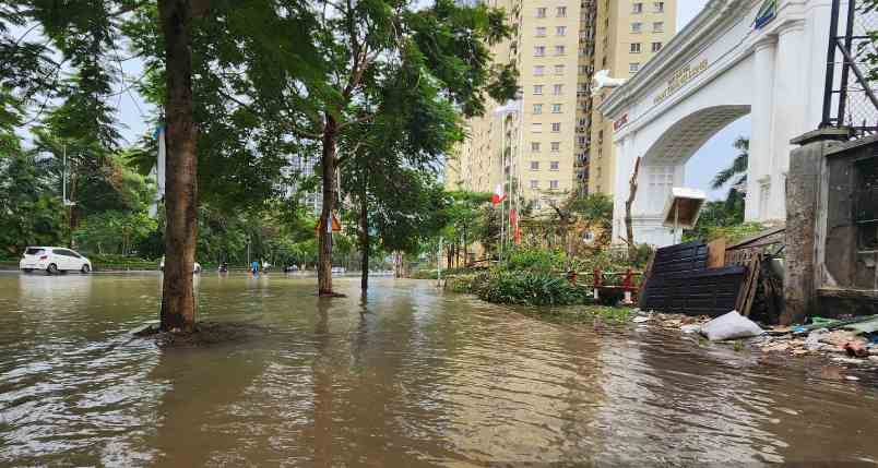 Sáng ngày 12/9 - một ngày sau mưa, cổng khu đô thị Ciputra vẫn ngập mênh mông nước. (Ảnh: Dân Việt)