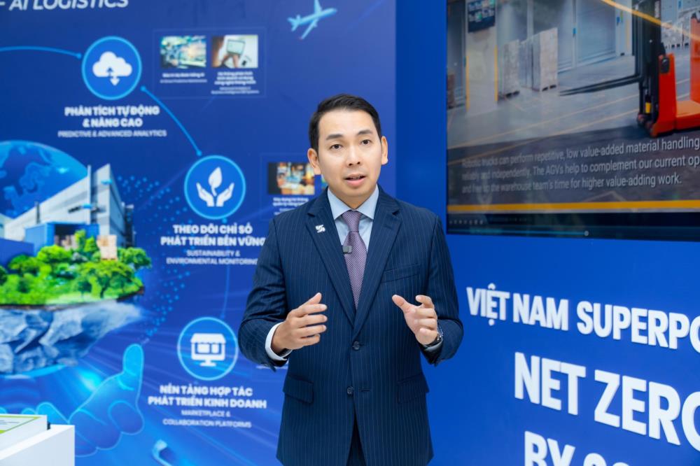 Tiến sĩ Yap Kwong Weng, CEO Việt Nam SuperPort™  thuyết trình về tương lai “siêu cảng”