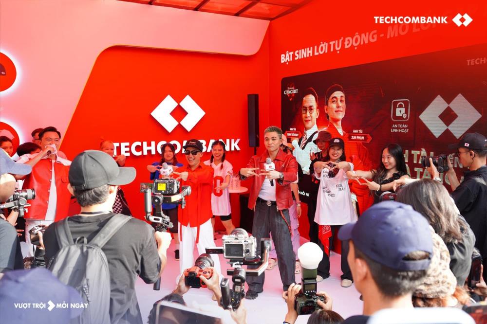 Khán giả phấn khích khi có cơ hội giao lưu cùng thần tượng tại booth của Techcombank