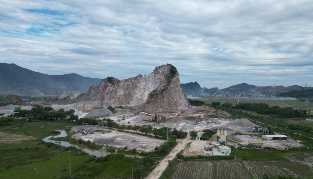 Để quản lý tốt nguồn tài nguyên khoáng sản trên địa bàn, UBND tỉnh Thanh Hóa đã chỉ đạo các cơ quan chức năng, các địa phương thực hiện nhiều giải pháp đồng bộ, quyết liệt, nhằm xử lý nghiêm tình trạng vi phạm trong đấu giá, đấu thầu, khai thác khoáng sản trái phép.