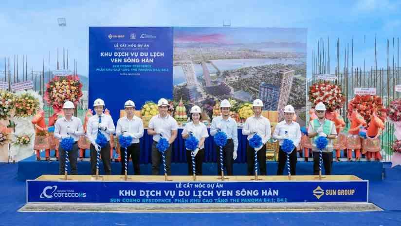 Các đại biểu thực hiện nghi lễ cất nóc dự án. Ảnh Sun Property