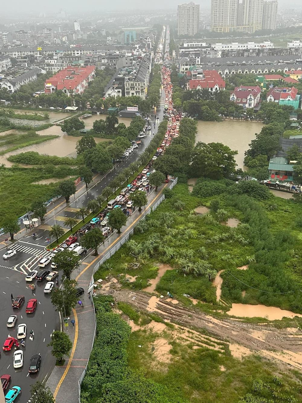 Hình ảnh hàng dài phương tiện nối đuôi nhau ùn tắc do úng ngập trên Đại lộ Thăng Long. Ảnh: FB Hoàng Nguyễn