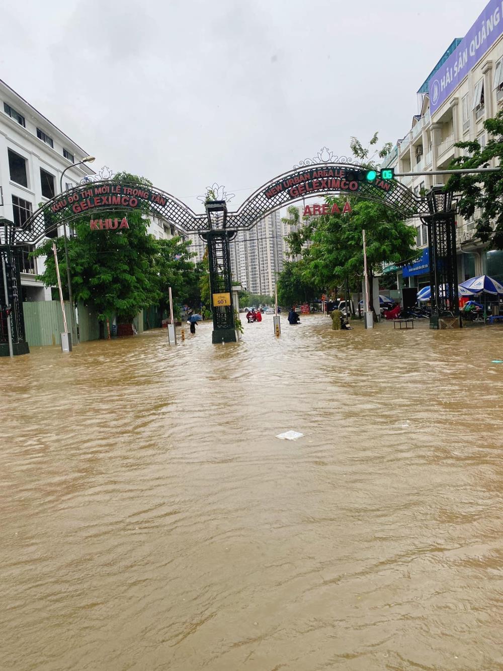 Cổng khu đô thị An Khánh, Hoài Đức ngập sâu. Khu vực này cứ mưa to là tái diễn tình trạng ngập úng. Ảnh: Minh Khôi