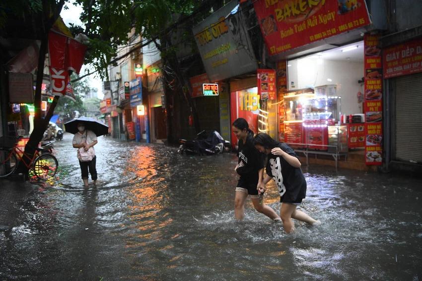 Tuyến đường Triều Khúc, quận Thanh Xuân cũng ngập sâu do mưa lớn.