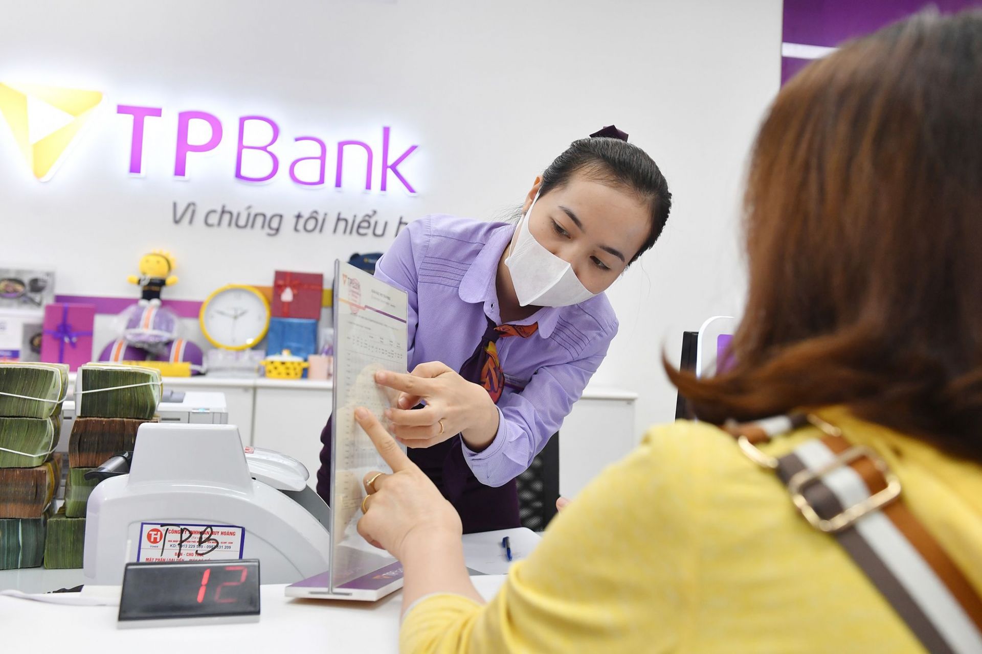 Gần 180 cuộc gọi phản ánh về ngân hàng “ép” khách gửi tiền mua bảo hiểm sau một tháng công bố đường dây nóng                                    