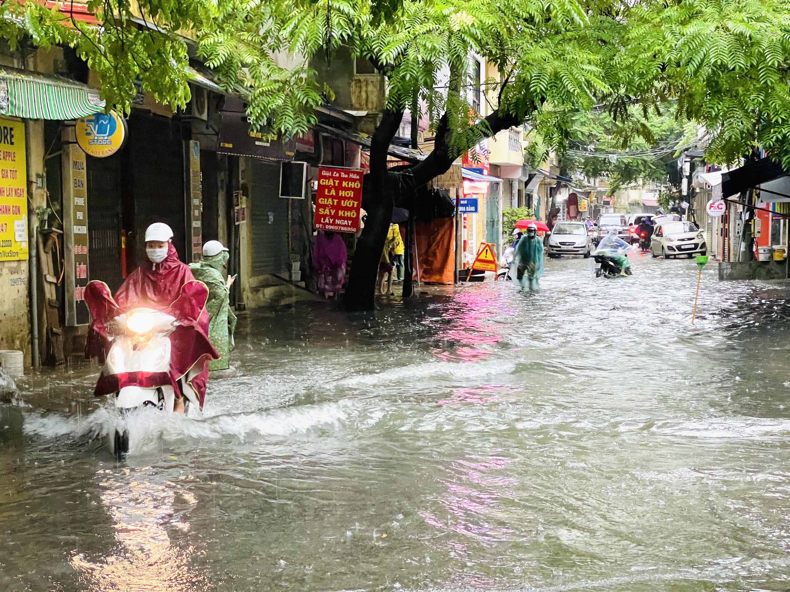 Hà Nội: Mưa lớn không ngớt, nhiều tuyến phố ngập sâu, giao thông ùn tắc                                    