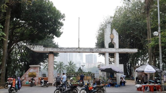 Hà Nội: Công viên rộng gần 6.000m2 bị “xẻ thịt” xuống cấp nghiêm trọng                                    