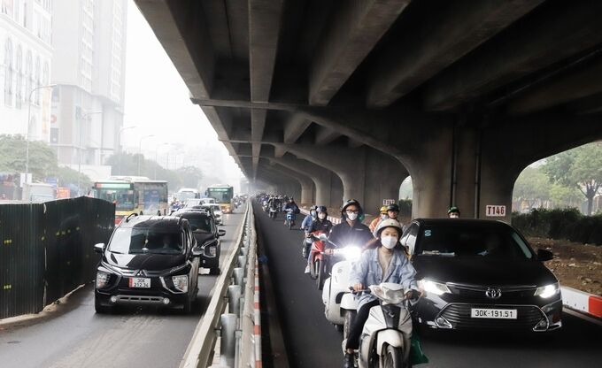 Nhan nhản xe máy đi ngược chiều tại đường Nguyễn Xiển mở rộng trong ngày đầu đưa vào sử dụng                                    