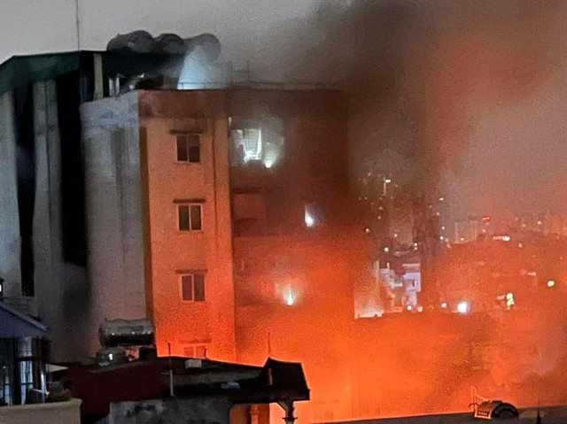 Hiện trường vụ cháy chung cư mini 9 tầng tại Hà Nội                                    
