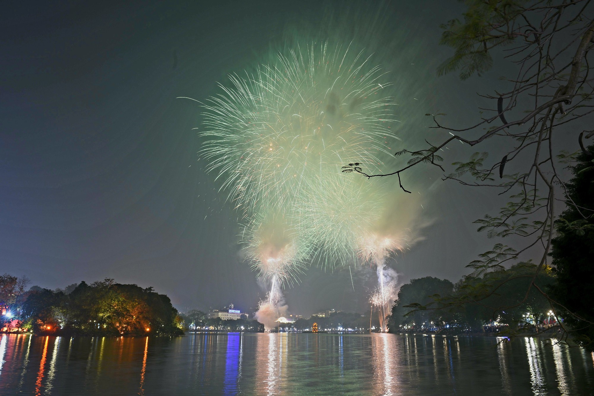 Pháo hoa rực rỡ trên bầu trời Thủ đô chào đón năm mới                                    